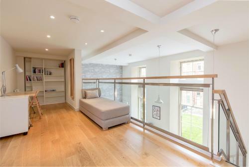 424 Stunning 2 Bedroom Duplex Apartment By The Meadows With Secure Parking