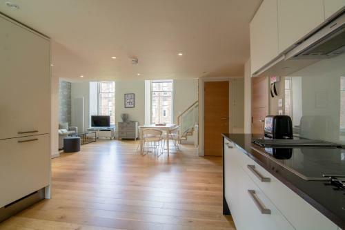 424 Stunning 2 Bedroom Duplex Apartment By The Meadows With Secure Parking