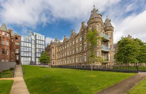 424 Stunning 2 Bedroom Duplex Apartment By The Meadows With Secure Parking