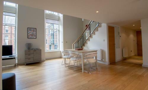 424 Stunning 2 Bedroom Duplex Apartment By The Meadows With Secure Parking