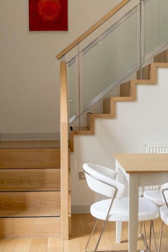 424 Stunning 2 Bedroom Duplex Apartment By The Meadows With Secure Parking