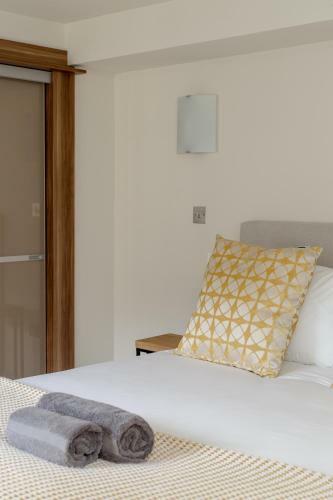424 Stunning 2 Bedroom Duplex Apartment By The Meadows With Secure Parking