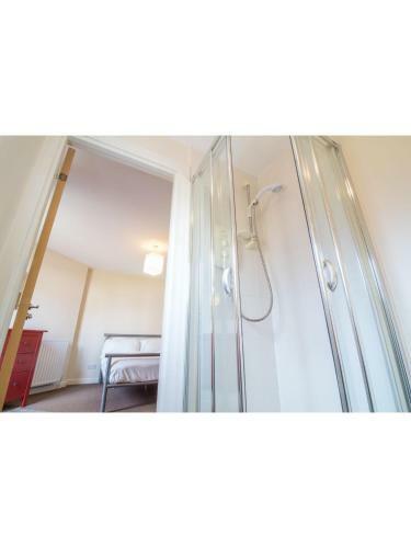 Immaculate 2 Bed House, Sleeps 6, Free Parking