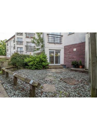 Immaculate 2 Bed House, Sleeps 6, Free Parking