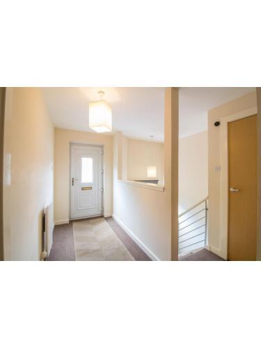 Immaculate 2 Bed House, Sleeps 6, Free Parking