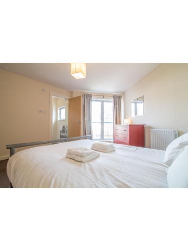 Immaculate 2 Bed House, Sleeps 6, Free Parking