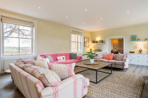Emley Chateau Sleeps 17 With Wifi