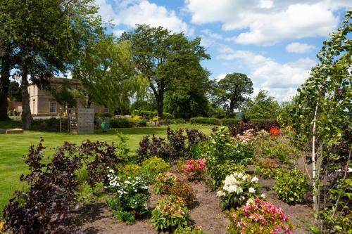 Emley Chateau Sleeps 17 With Wifi