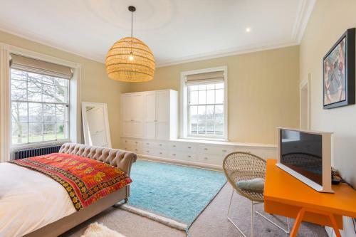 Emley Chateau Sleeps 17 With Wifi