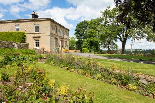 Emley Chateau Sleeps 17 With Wifi
