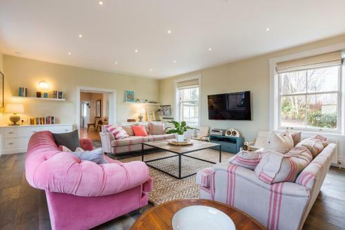 Emley Chateau Sleeps 17 With Wifi