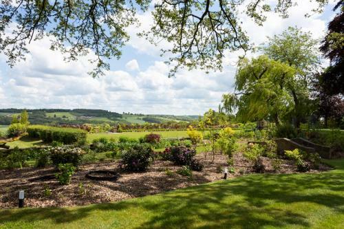 Emley Chateau Sleeps 17 With Wifi