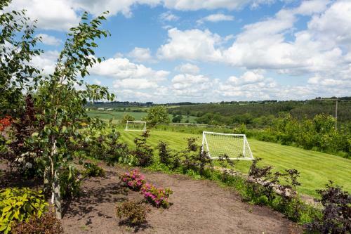 Emley Chateau Sleeps 17 With Wifi