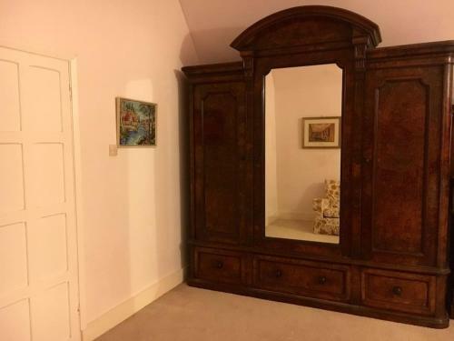 Charming 6-bed Villa In Staines