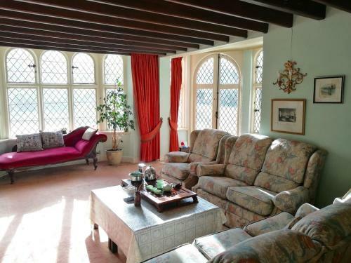 Charming 6-bed Villa In Staines