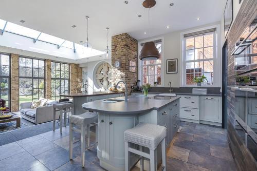 Eltham Chateau Sleeps 24
