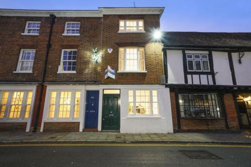 Villa Eton House - Luxury Accommodation, Free Parking, Central Location