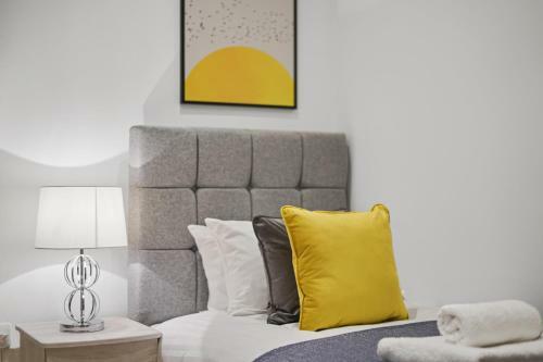 Villa Eton House - Luxury Accommodation, Free Parking, Central Location
