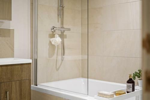 Villa Eton House - Luxury Accommodation, Free Parking, Central Location