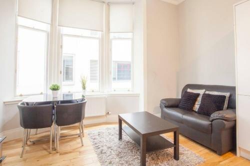 Bright 2 Bedroom Apartment In Central Location