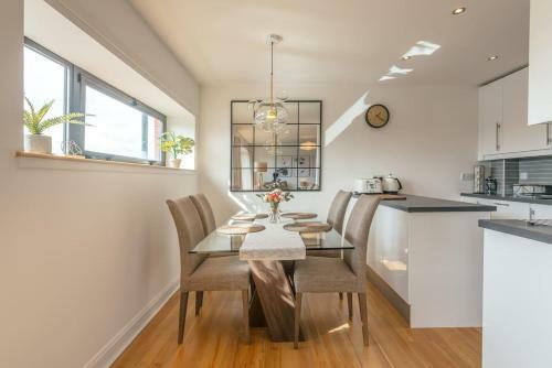 Riverview Apartment, Secure Parking And Balcony