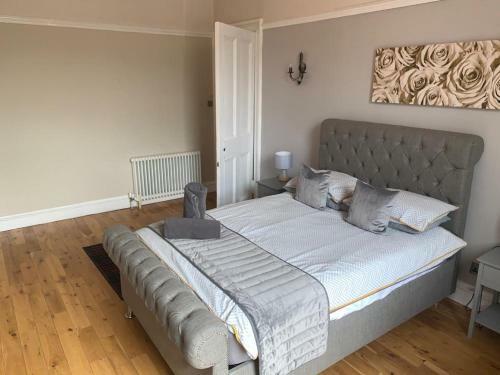 Apartamento West End - 3 Bedroom, Main Door Flat With Parking