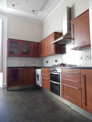 Apartamento West End - 3 Bedroom, Main Door Flat With Parking