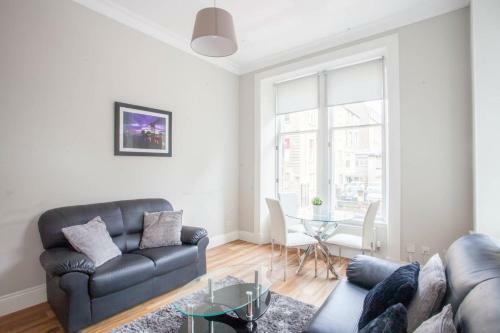 Bright 3 Bedroom Apartment In City Centre