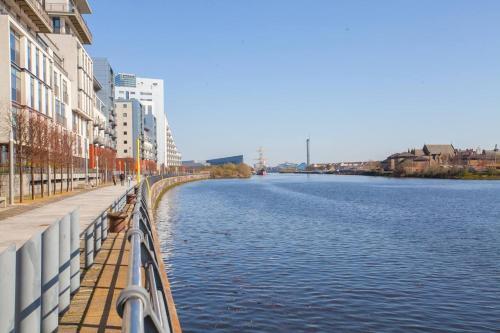 Large 2 Bed Apartment In Great Riverside Location