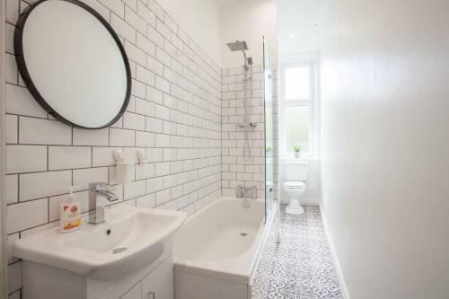 Modern, Light-filled And Sleek West End Apartment