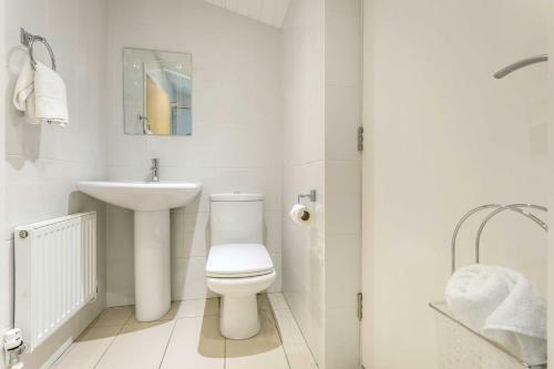 Secluded, New Forest Riverside Lodge