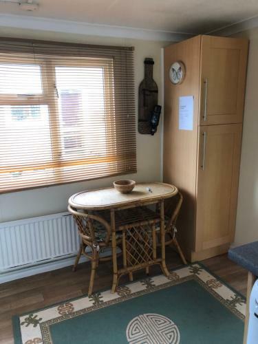 Charming 1-bed Chalet In Cheltenham