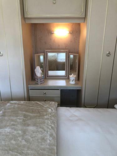 Charming 1-bed Chalet In Cheltenham