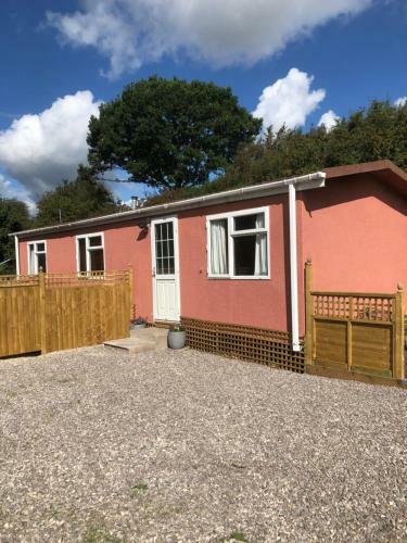 Charming 1-bed Chalet In Cheltenham