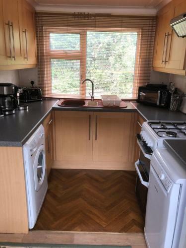 Charming 1-bed Chalet In Cheltenham