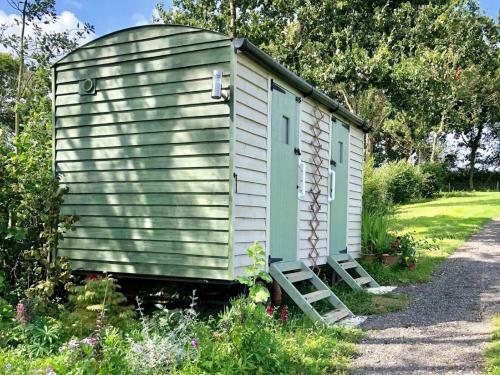 Cosy & Secluded Lakeside Fisherman's Hut