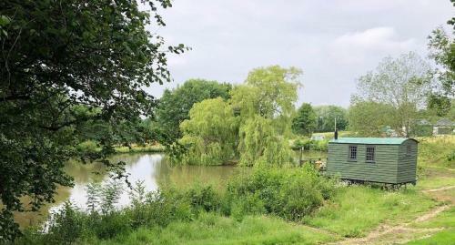 Cosy & Secluded Lakeside Fisherman's Hut