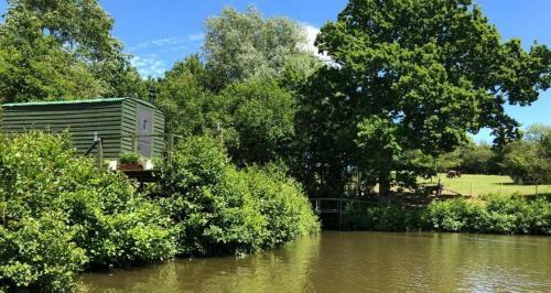 Cosy & Secluded Lakeside Fisherman's Hut