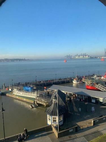 Admirals Harbour View 2-bed Apartment In Harwich