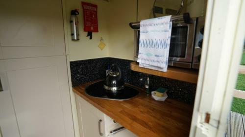 Showman's Hut Westcote