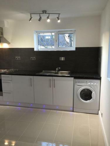 Small Modern Comfortable 2 Bedroom Apartment Cmyr