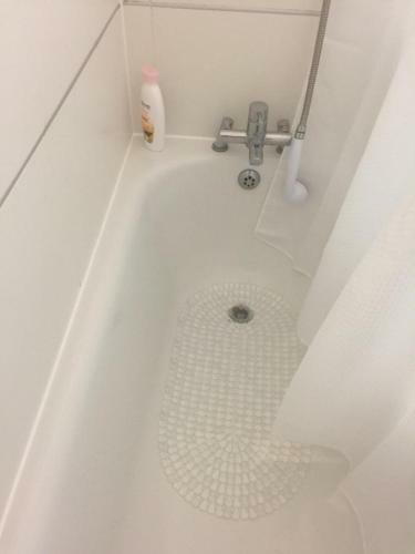 Small Modern Comfortable 2 Bedroom Apartment Cmyr