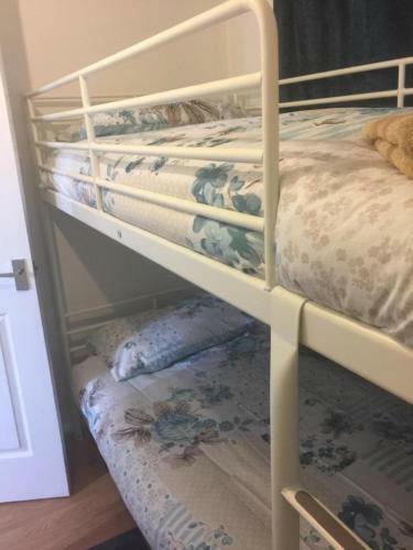 Small Modern Comfortable 2 Bedroom Apartment Cmyr