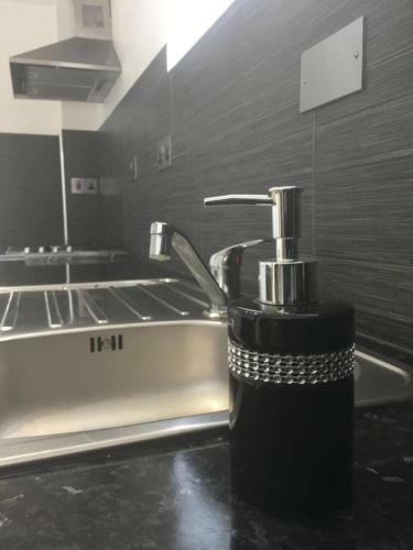 Small Modern Comfortable 2 Bedroom Apartment Cmyr