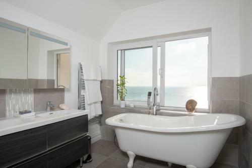 Saint Leonards-on-sea Villa Sleeps 11 With Wifi
