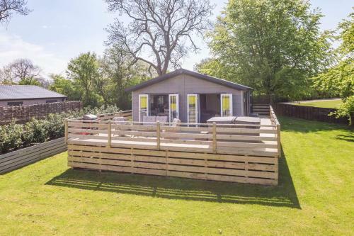 Lodge Wolds Away