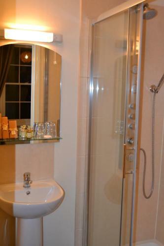 Hostal Bridge View Guest House