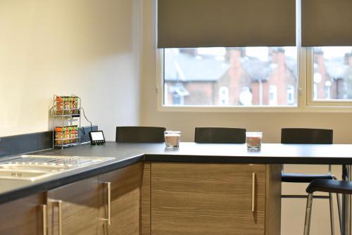 Huge Modern Apartment 2 Bathrooms Sleeps 6