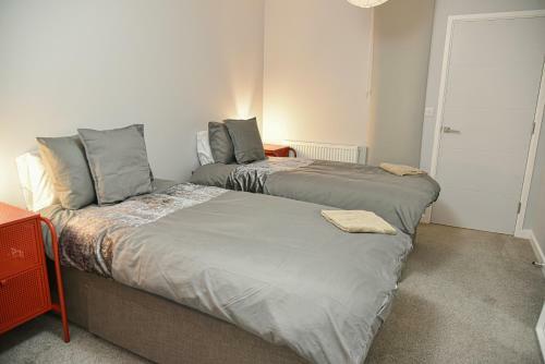Huge Modern Apartment 2 Bathrooms Sleeps 6
