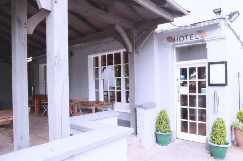 Hampton Court Hotel